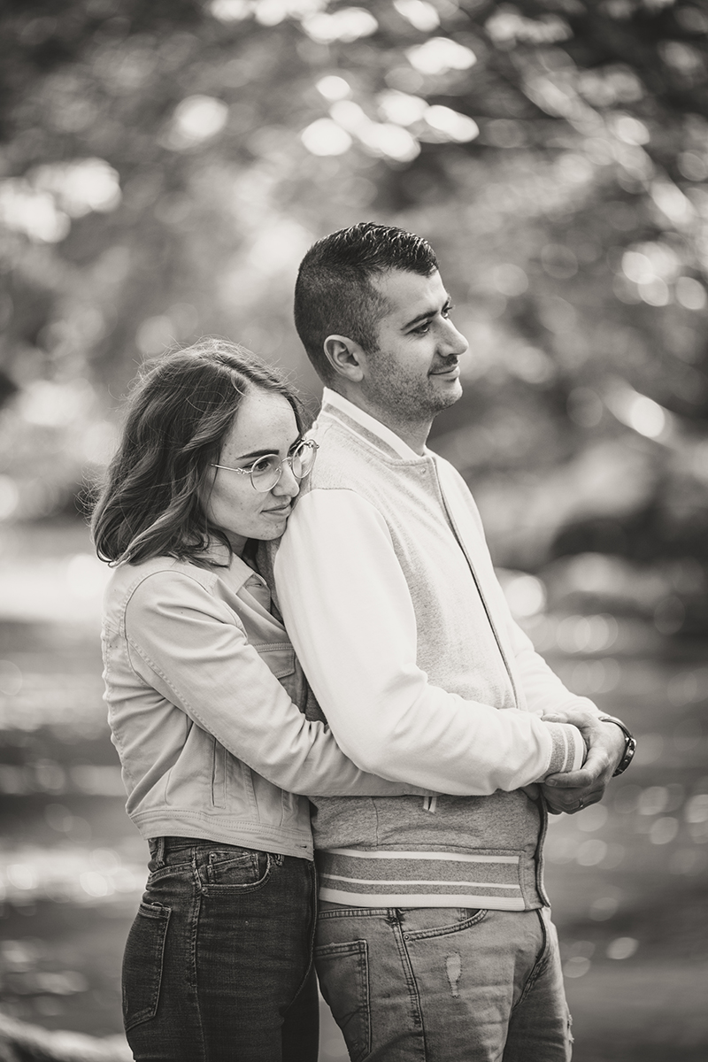 Portait couple regardant dans la même direction en noir et blanc