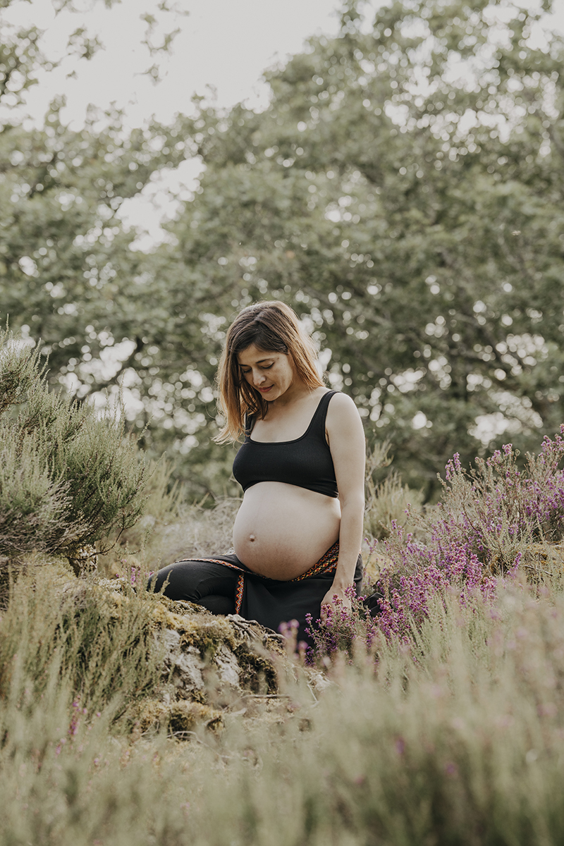 Portrait d'une future maman et son ventre bien rond de 8 mois