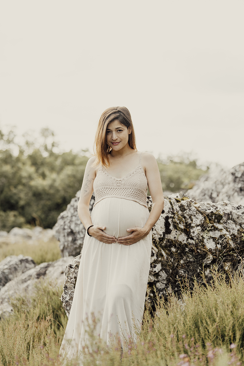 Portrait d'une future maman et son ventre bien rond de 8 mois